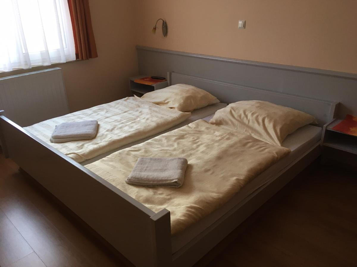 Foter Panzio Hotel Байя Екстериор снимка