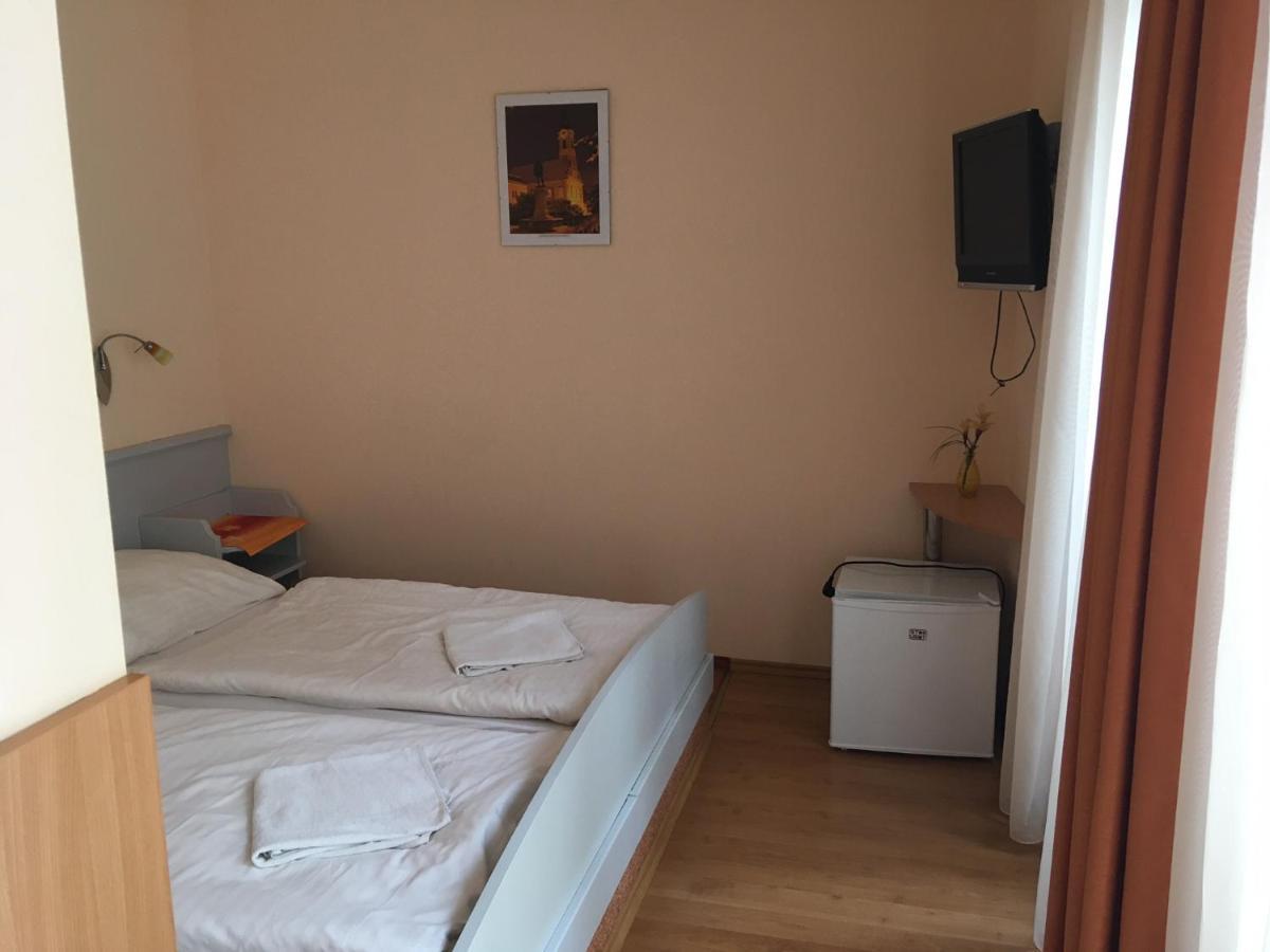 Foter Panzio Hotel Байя Екстериор снимка