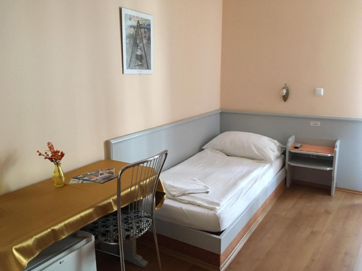 Foter Panzio Hotel Байя Екстериор снимка
